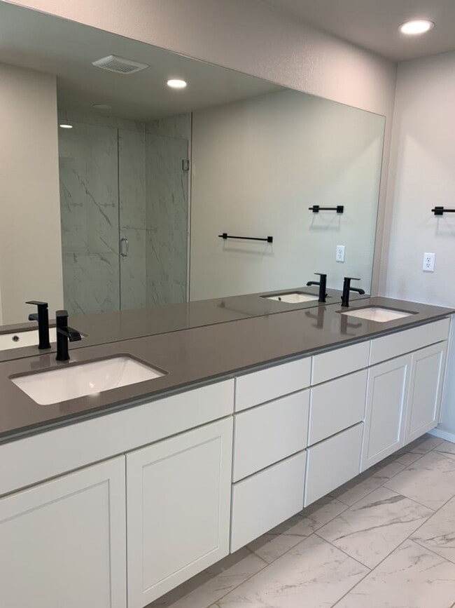 Building Photo - Exquisite 4 Bed 2.5 Bath Single Family Home with 3-car garage