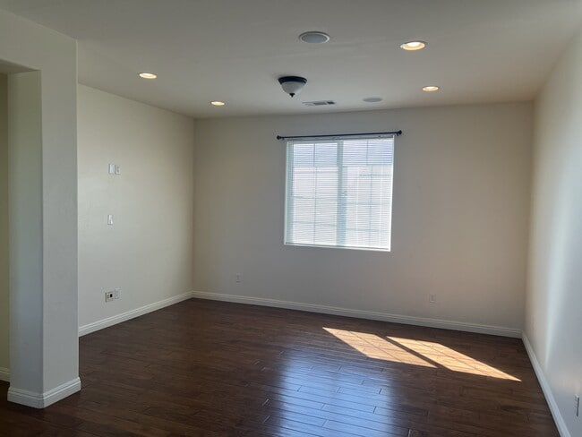 Building Photo - 5210 Village Green Ln
