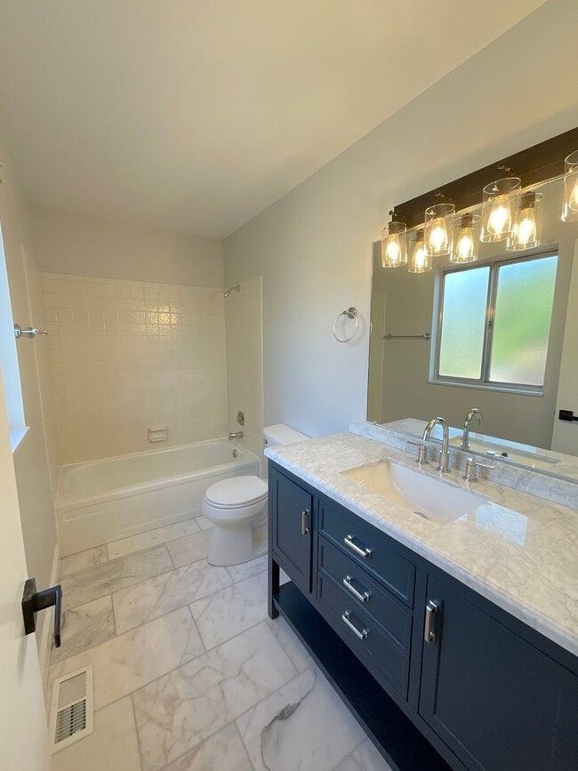 Building Photo - 4 Bedroom Home Available Near E Cheyenne M...