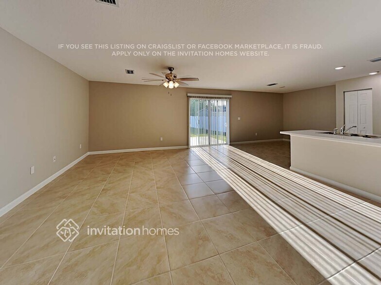 Building Photo - 560 SW Nagle Pl