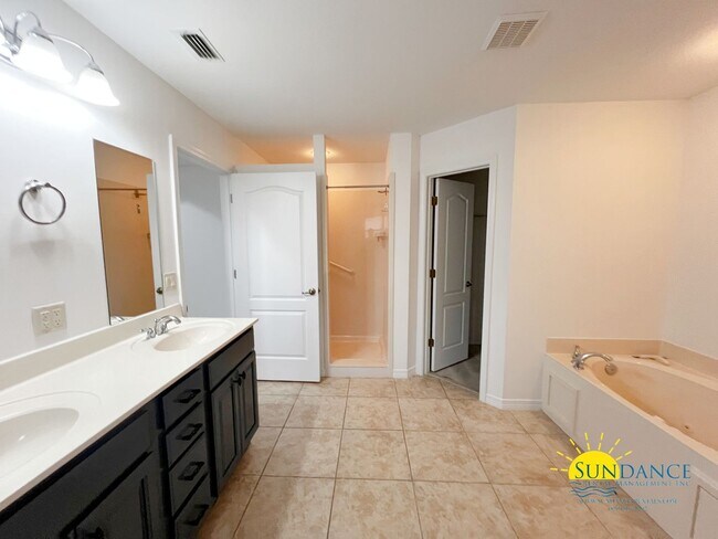 Building Photo - Custom details in this show stopping Crestview home!