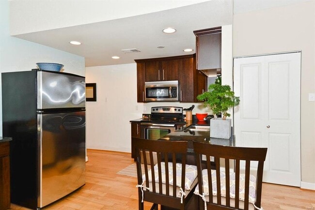 Building Photo - 5621 Pershing Ave
