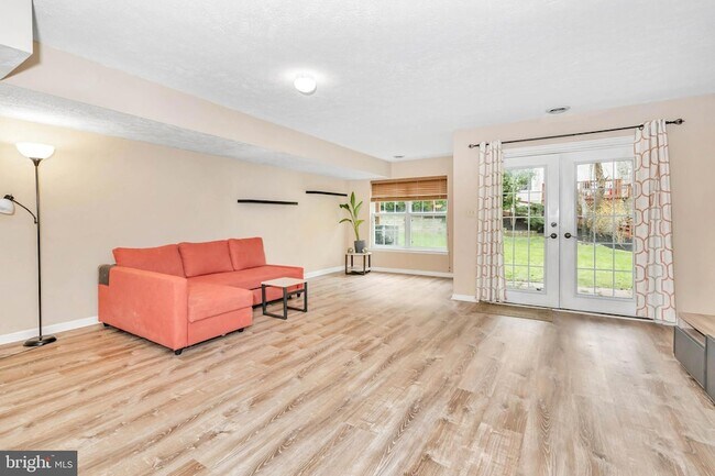 Building Photo - 465 Woodstock Ln