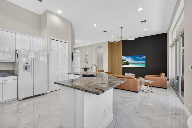 Building Photo - 6778 Oakmont Way
