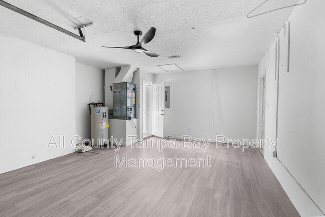 Building Photo - 905 N Newport Ave