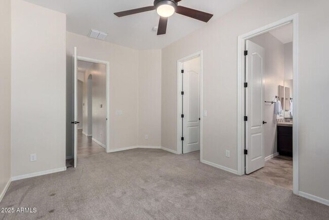 Building Photo - Stunning 4 bedroom, 3 bathroom home in the...