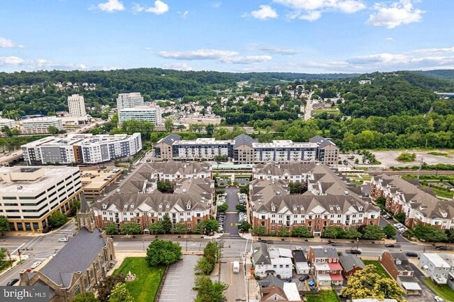 Building Photo - 200 W Elm St