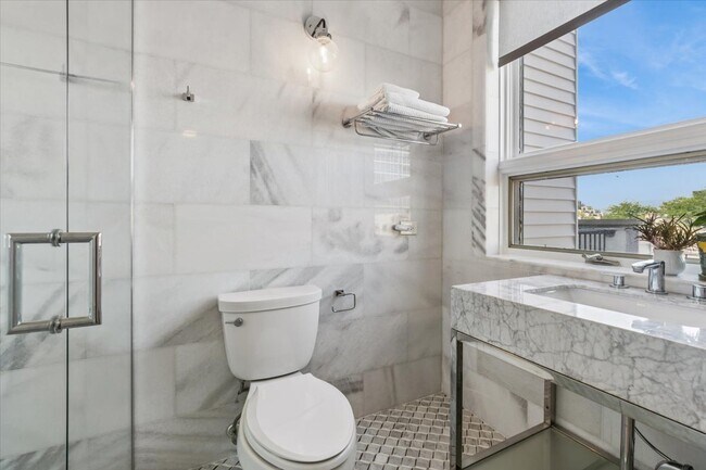 Building Photo - 26 E 14th Pl