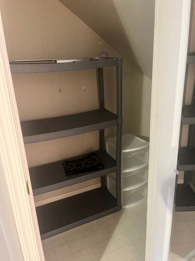 Building Photo - Gorgeous townhouse located near cornerston...