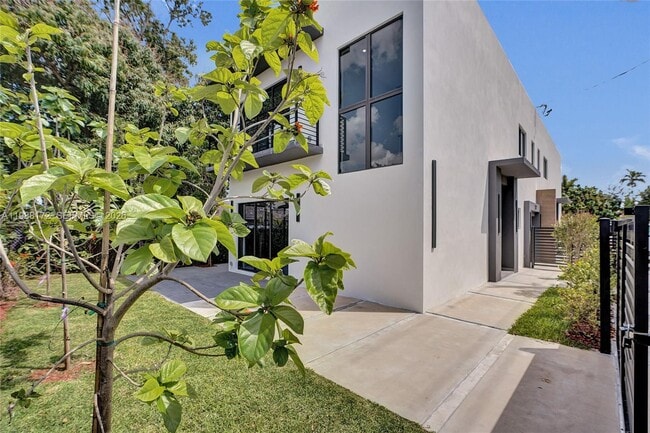 Building Photo - 2421 SW 16th Ter