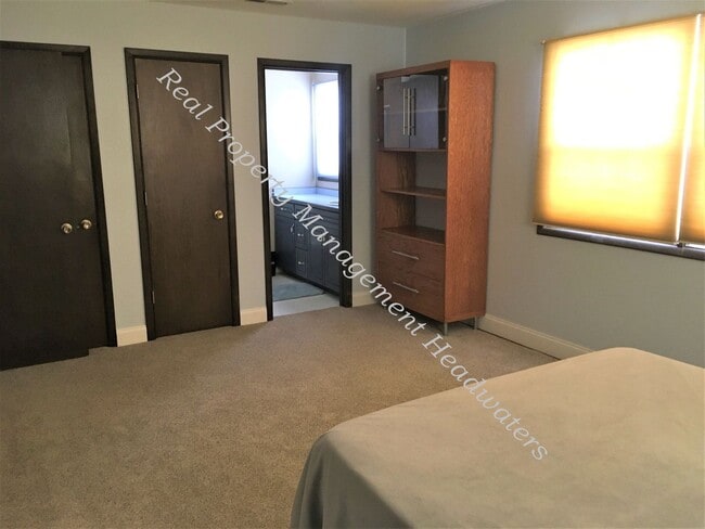 Building Photo - 5 Bedroom 3-1/2 Bath House For Rent