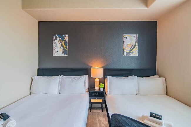 Building Photo - 1890 S Country Club Way