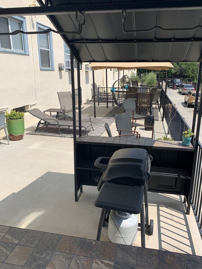 Building Photo - Charming Studio located minutes from DTLA,...