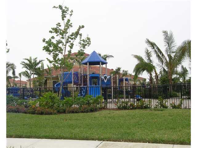 Building Photo - 3027 N Evergreen Cir