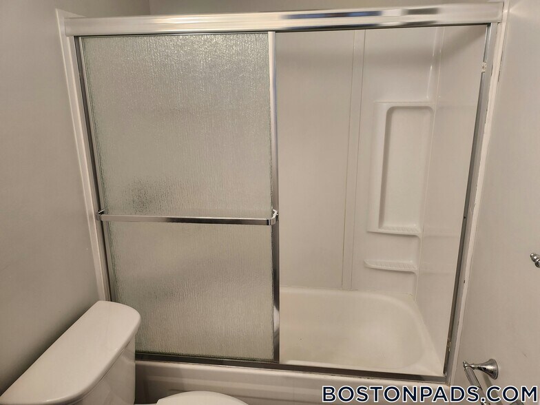 Building Photo - 507 Main St