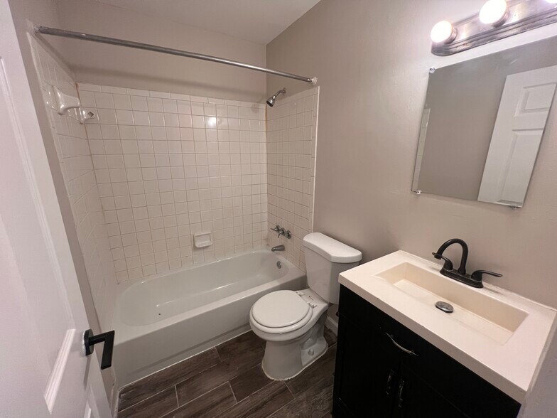 Bathroom - 525 W Mosher St