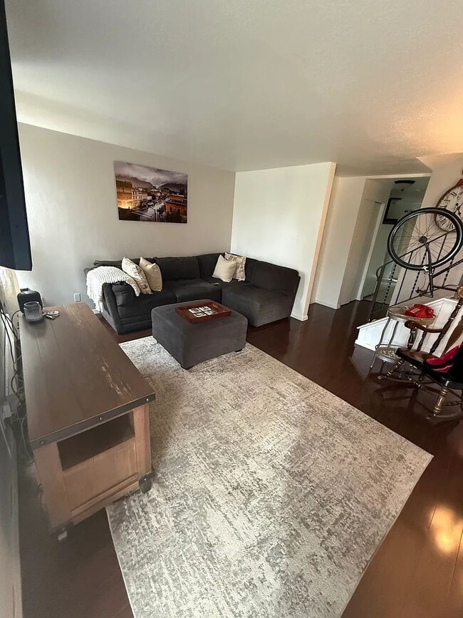 Building Photo - Charming 2-Bed Townhouse with 1.5 Baths in Serene UT Locale