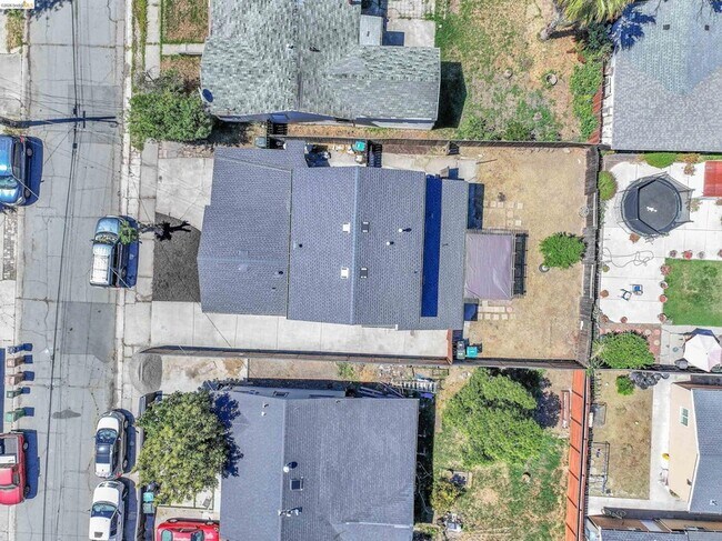 Building Photo - 612 W 15th St