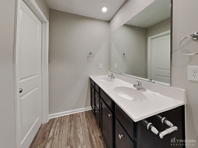 Building Photo - 979 Sequoia Dr