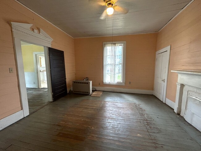 Building Photo - Cute 3 bedroom 1 bath house in historic Bu...