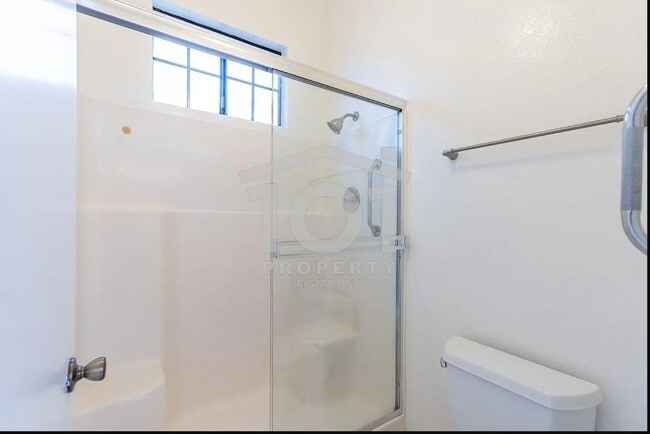 Building Photo - Charming and spacious single-level 2-bedroom, 2-bath condo
