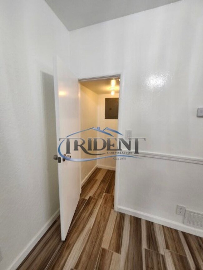 Building Photo - This is a cute 2 bedroom, 1 ½ bath townhouse.