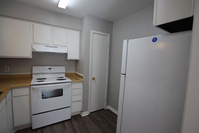 Building Photo - Coming Soon! 2 bed 2 bath Apartment in Sou...