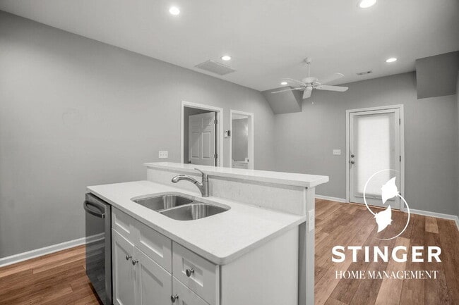 Building Photo - 1808 Lenora Dr