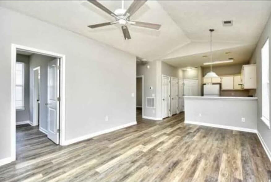 Building Photo - 498 River Oaks Dr