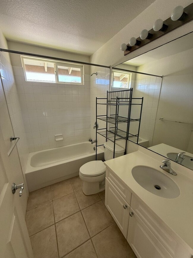 Building Photo - 4 Bedroom / 3 Bath House in The Islands Ga...