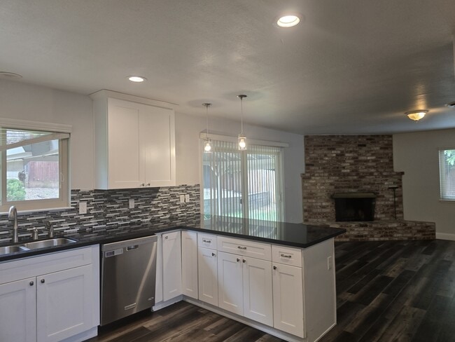 Building Photo - 7990 Glenbar Way