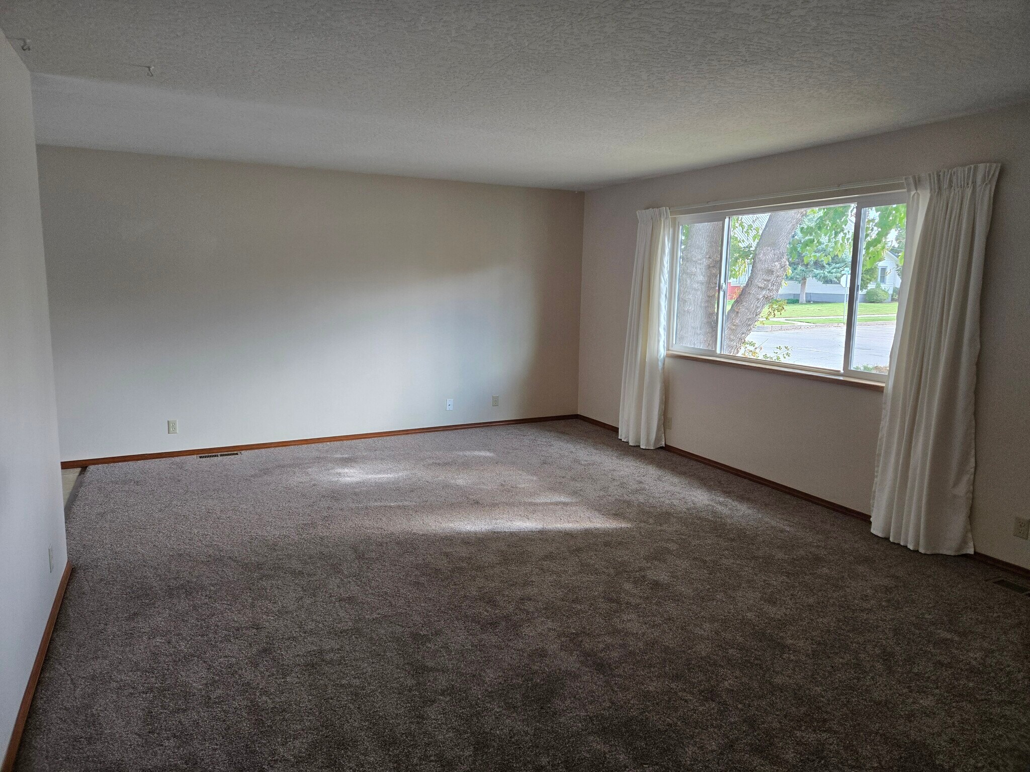 Building Photo - 935 Center Ave