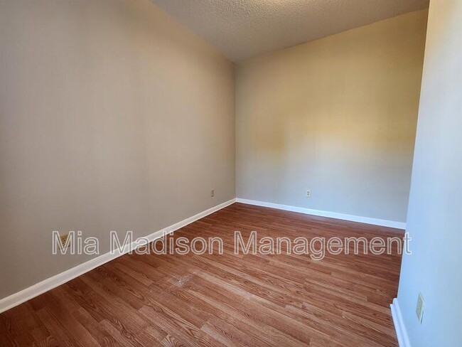 Building Photo - 620 W Anderson Ln