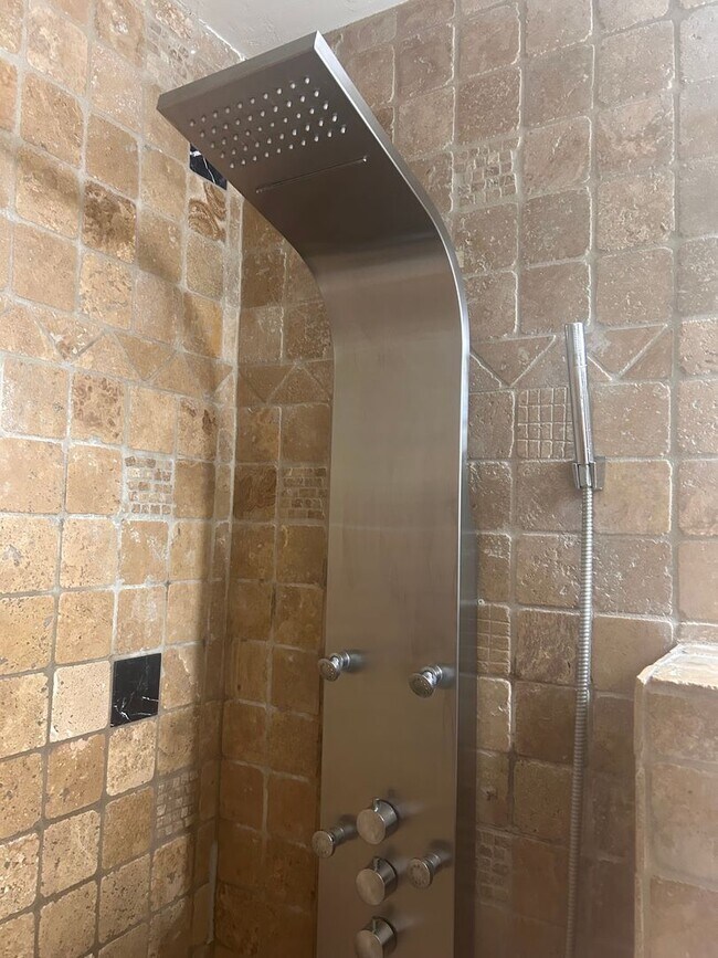 Building Photo - 4 BEDROOM Home w/SPARKLING Pool. $2500.00 Offering Move in Specials