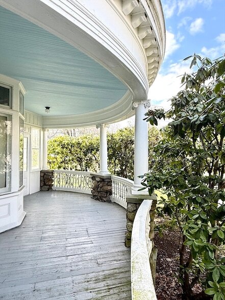 Building Photo - 114 Church St