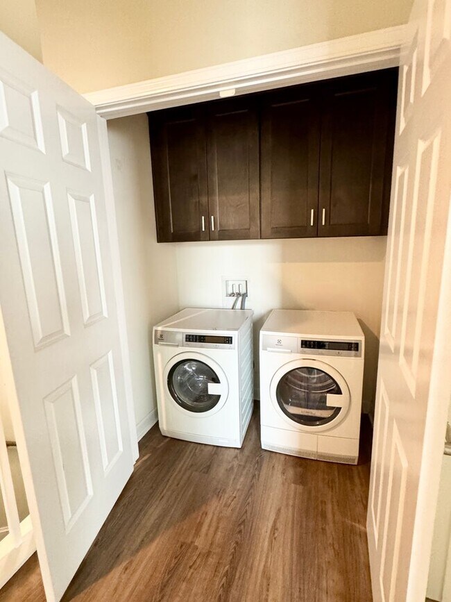 Building Photo - ELITE Townhome on Market Common! Move in ready! Make it YOURS for the Holidays!