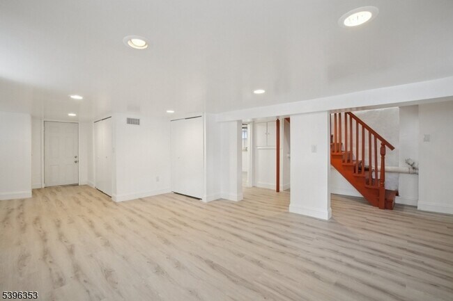 Building Photo - 19 Ashwood Ave