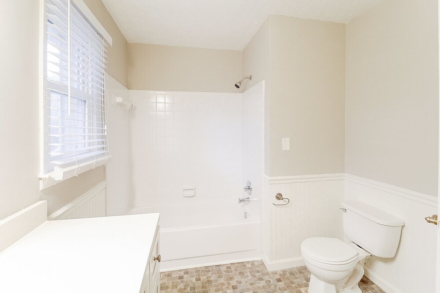 Building Photo - 3138 Calumet Cir NW