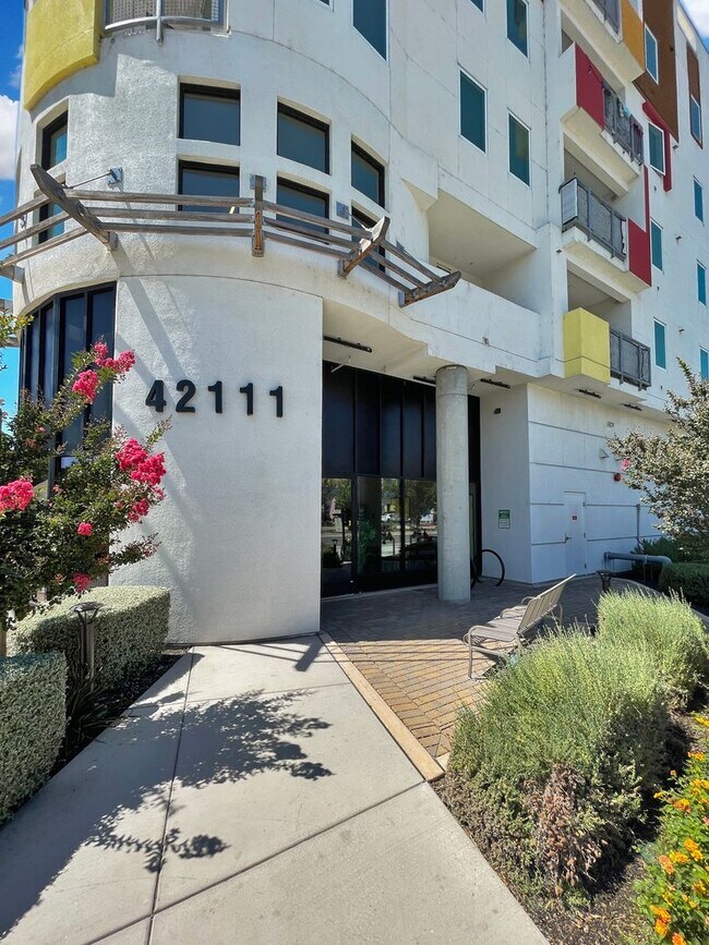 Building Photo - Modern 2BD Fremont Condo – EV Charger, Bal...