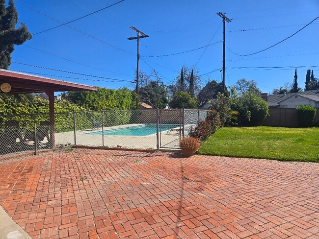 Building Photo - Beautiful 3-bedroom home with a pool and c...