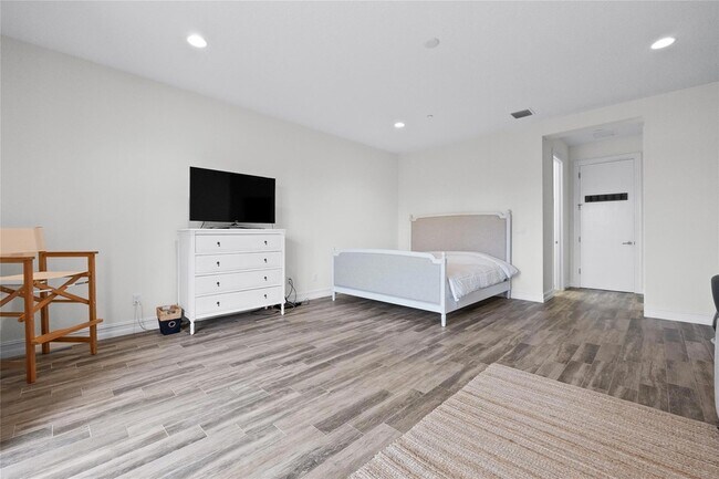 Building Photo - 105 Isle of Venice Dr