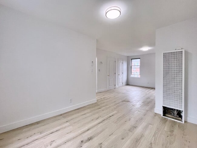 Building Photo - 379 Monmouth St