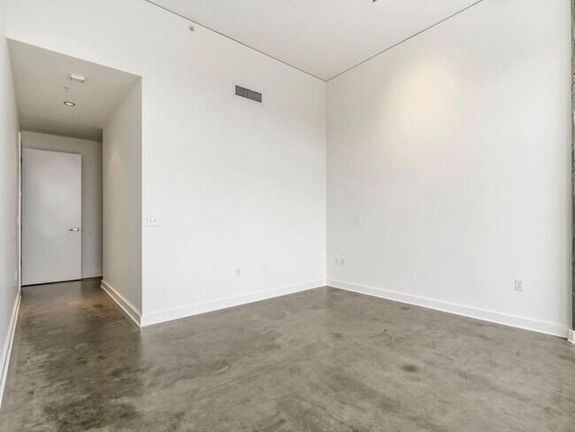 Building Photo - The Civic - 2 bed/2 bath, east facing 16th...