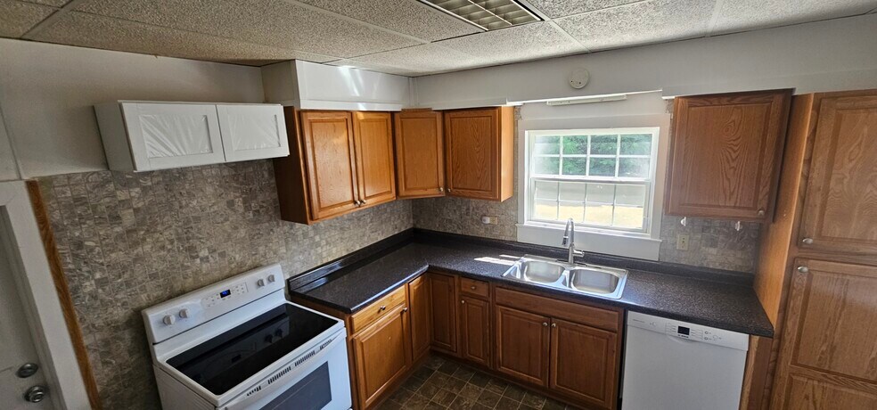 Kitchen - 263 N Prairie St