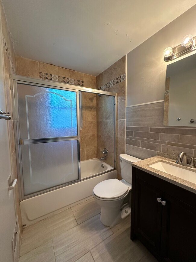 Building Photo - Charming 3-Bedroom Oasis with Expansive Yard and Driveway!
