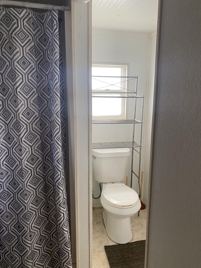 Building Photo - 104 Walnut Ln