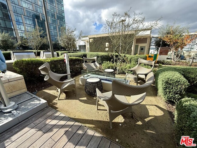 Building Photo - 877 Francisco St