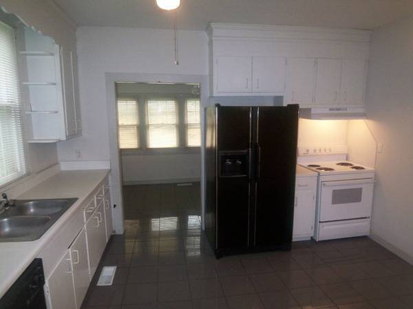 Building Photo - 882 E Broad St