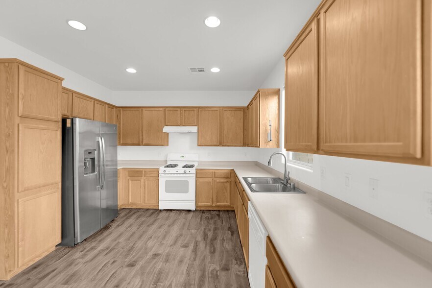 Building Photo - 9633 Rolling Thunder Ave