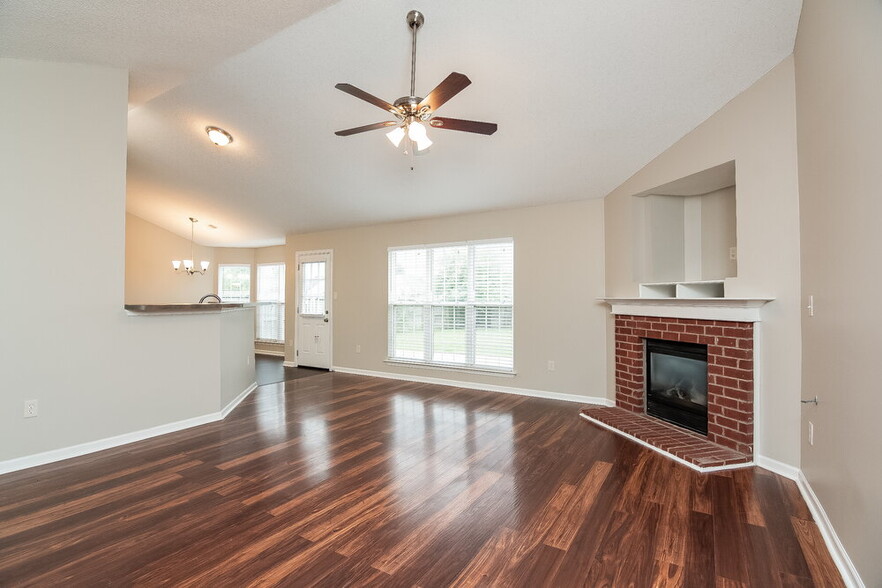 Building Photo - 1813 Cherry Creek Dr